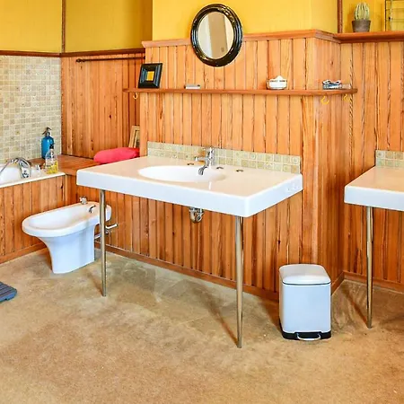 Stunning In With Kitchen Holiday home *